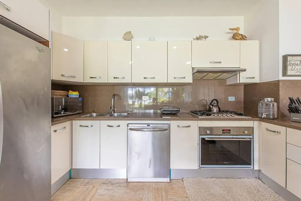 Spectacular 3 Bedrooms Beach Front At Playa Bonita Aquamarine Building #104 ラス・テレナス